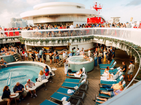 Influenseri na kruzerima zarađuju 350.000 dolara godišnje privlačeći Generaciju Z na brodove