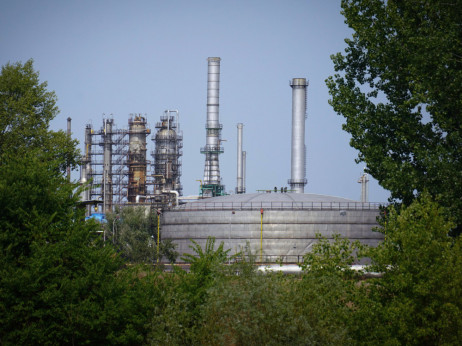 NIS traži novu licencu za rad, dok nastavlja da koči domaću industriju