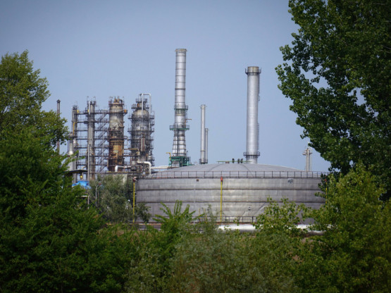 NIS traži novu licencu za rad, dok nastavlja da koči domaću industriju