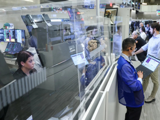 Akicije rastu dok nafta i dolar padaju zbog nade u Ormuski moreuz