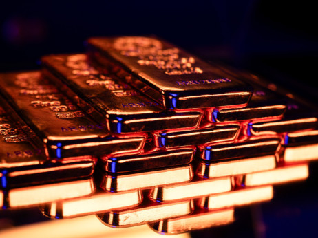 Zlato na mesečnom maksimumu, a za njim skočilo i srebro