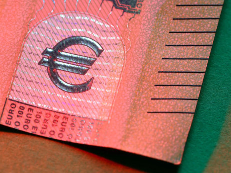 Evro privlači optimistične kupce jer se valuta kreće izvan predviđenog scenarija