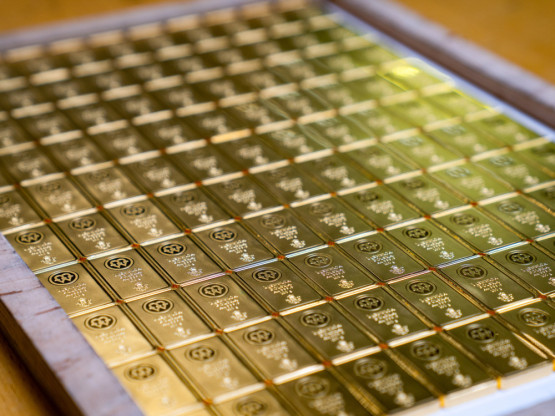 Zlato pada dok pregovori SAD i Irana stoje u mestu, nafta raste zbog blokade Ormuza