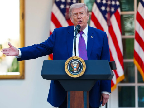 Трамп ги стопира новите напади врз Иран по апел од земјите од Заливот
