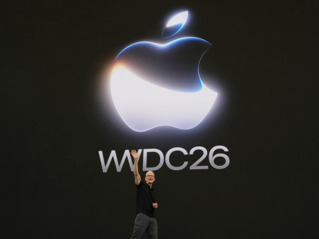Applova predstavitev nove Siri in AI-platforme ni prepričala vlagateljev