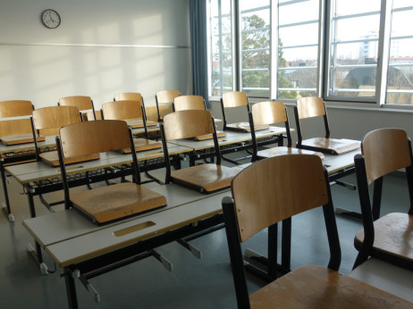 Devet tednov počitnic, štirje tedni dopusta: koliko stane poletje brez šole