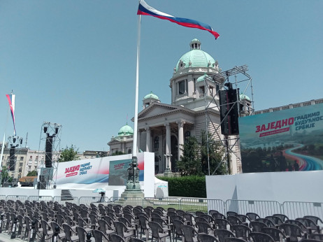 Skup "Srbija jedna porodica" ispred Doma Narodne Skupštine u Beogradu