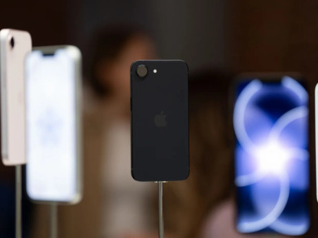 Appleov jubilarni iPhone sa staklenim dizajnom i dalje u planu za 2027.