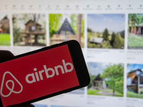 Airbnb znova zvišuje napoved prihodkov za leto 2026 - poganja jih povpraševanje v Evropi in ZDA