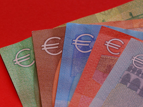 Evro pao na najniži nivo od maja 2025, raste strah od krize u Evropi
