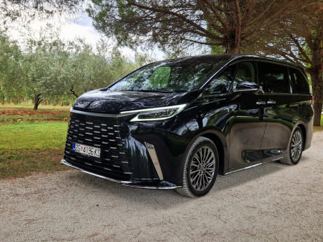 Vozili smo Lexus LM 350h: Kada kombi postane luksuzna limuzina