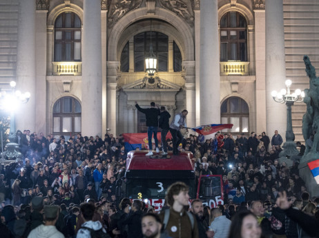Srpska politika ulazi u novu eru, vlast preuzima pokret bez lidera
